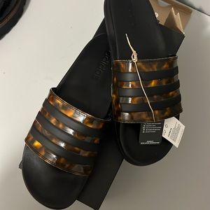 ✨BNIB✨ Adidas Adilette Comfort Slides